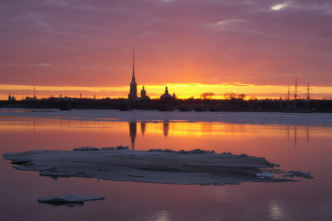 Обои картинки фото города, санкт-петербург,  петергоф , россия, закат, шпили, река, лед