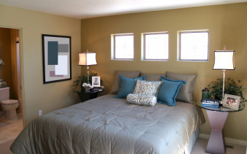 Картинка интерьер спальня кровать торшеры окна