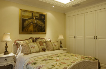 Картинка интерьер спальня светильники картина подушки кровать
