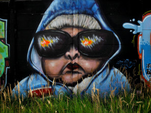 Картинка разное граффити стена трава забор лицо очки