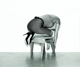 обоя Pamela Anderson, девушки, стул, туфли, юбка