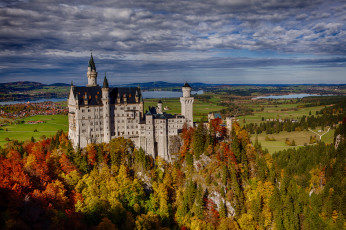 обоя neuschwanstein, castle, bavaria, germany, города, замок, нойшванштайн, германия, лес, скала, осень, бавария