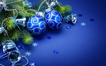Картинка праздничные украшения гирлянда шарики колокольчики еловая ветка