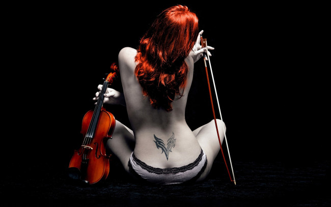 Обои картинки фото музыка, - другое, красные, волосы, татуировка, скрипка, спина, девушка, чёрный, фон