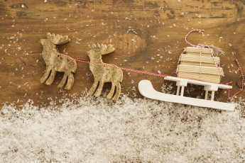 Картинка праздничные украшения праздник игрушка олени сани снег фон