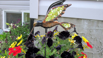 Картинка разное садовые+и+парковые+скульптуры петунии птица