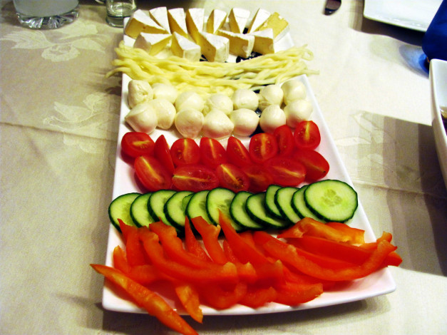 Обои картинки фото еда, разное, ассорти, томаты, помидоры, огурцы, перец