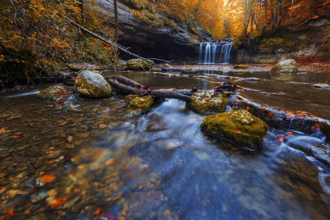 Обои картинки фото природа, водопады, водопад, поток, листья, лес, осень