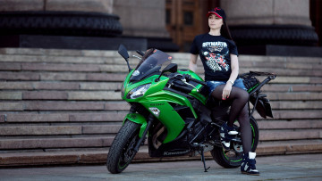 Картинка модель+и+kawasaki мотоциклы мото+с+девушкой модель мотоцикл глубина резкости футболка лестница спираль джинсовые шорты бейсболки темные волосы женщины на открытом воздухе кавасаки