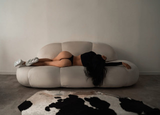 Картинка бестия девушки -+брюнетки +шатенки ass model tattoo women brunette couch black panties hips sneakers curvy thong lying on side short tops indoors