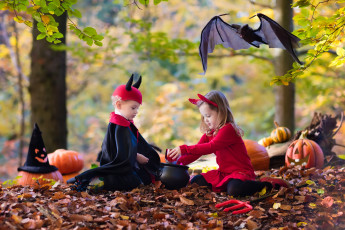 Картинка разное дети мальчик девочка котел осень лес летучая мышь костюмы