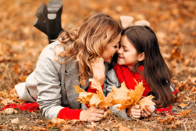Обои картинки фото разное, люди, мама, дочь, листья, осень