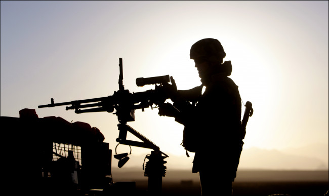Обои картинки фото оружие, армия, спецназ, американская, силуэт, пулемет, солдат, закат
