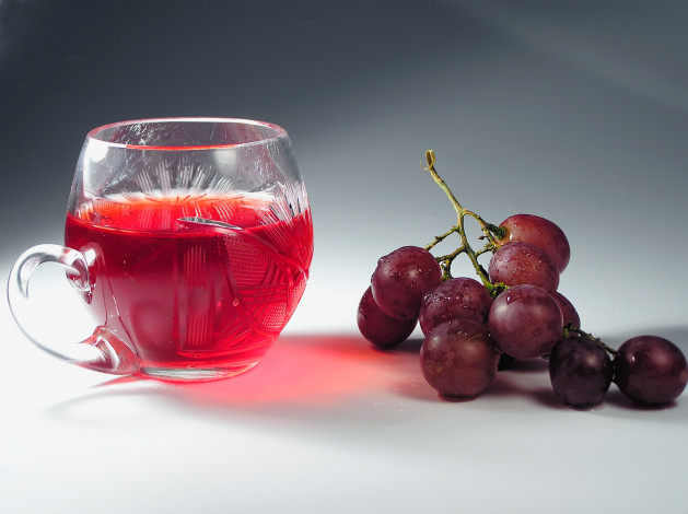 Обои картинки фото еда, напитки, сок, гроздь, виноград, капли, напиток, кружка