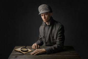 Картинка мужчины -+unsort парень взгляд шапка сыщик лупа книга пальто стол студия портрет the inspector