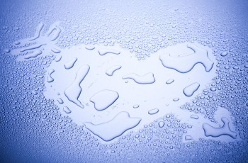 Картинка разное капли +брызги +всплески любовь вода сердце сердечко фон голубой
