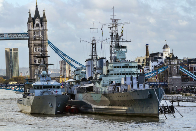 Обои картинки фото hms seven and hms belfast, корабли, крейсеры,  линкоры,  эсминцы, боевой, флот