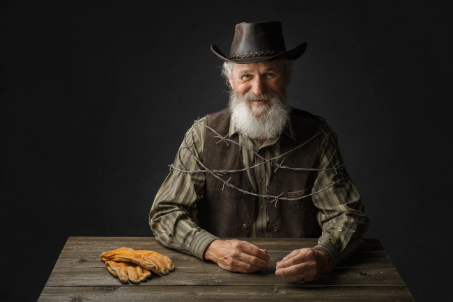 Обои картинки фото мужчины, - unsort, перчатки, проволока, борода, дед, портрет, шляпа