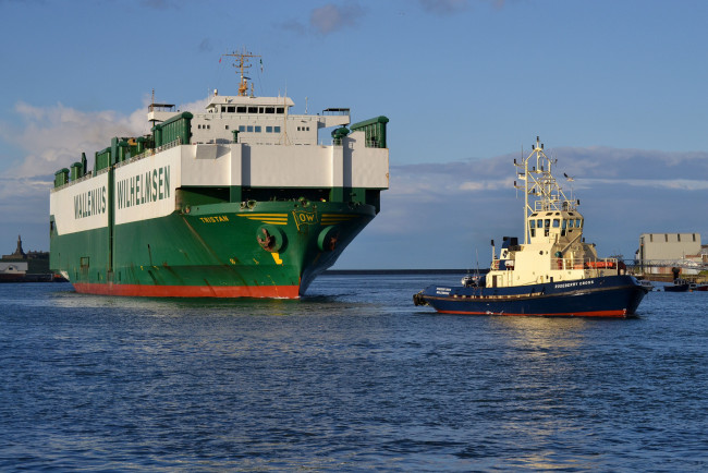 Обои картинки фото tristan, корабли, разные вместе, контейнеровоз, буксировка