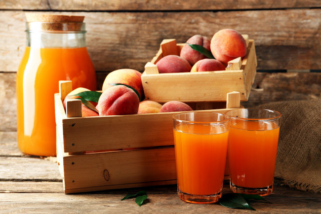 Обои картинки фото еда, персики,  сливы,  абрикосы, сок, стаканы