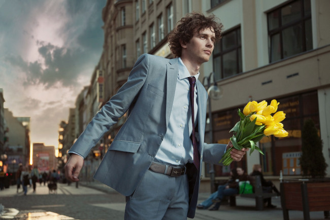 Обои картинки фото мужчины, unsort, костюм, тюльпаны, город