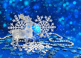 Картинка праздничные украшения олень фигурка шарик снежинки бусы блики