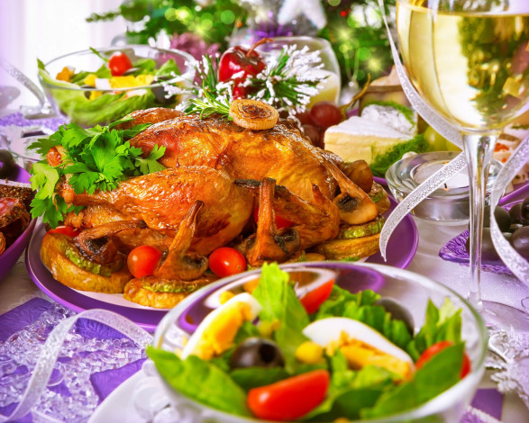 Обои картинки фото еда, мясные блюда, курица, салат, гарнир, бокал, праздник, жареная