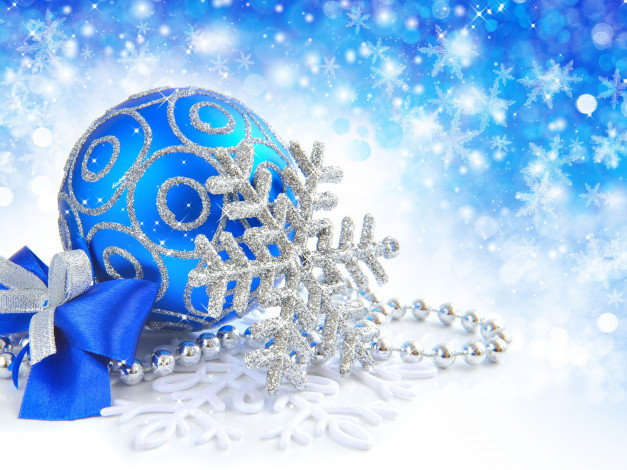 Обои картинки фото праздничные, украшения, бусы, снежинки, шарик