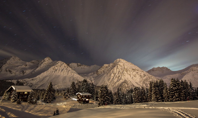 Обои картинки фото природа, зима, лучи, ночь, небо, горы, звезды