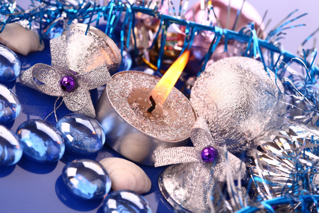Обои картинки фото праздничные, новогодние свечи, украшения, мишура, колокольчики, свеча, шарик