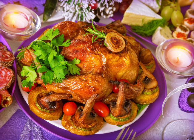 Обои картинки фото еда, мясные блюда, гарнир, грибы, курица, жареная, праздник, свечи, петрушка