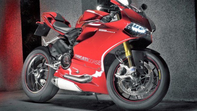 Обои картинки фото мотоциклы, ducati, стена, красный, мотоцикл