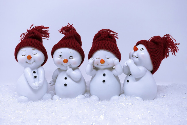Обои картинки фото праздничные, снеговики, забавные, шапочки