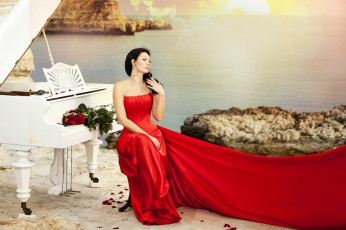 Картинка девушки -+брюнетки +шатенки рояль алое платье розы