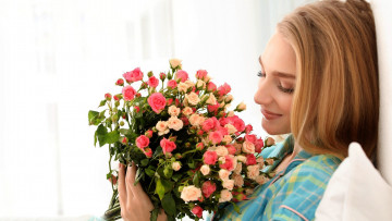 Картинка девушки -+блондинки +светловолосые розы букет