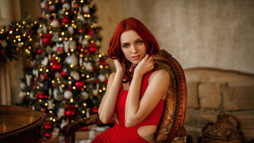 Картинка девушки -+рыжеволосые+и+разноцветные рыжая модель cмотрит на зрителя улыбается в помещении рождественская елка платье красное