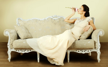 Картинка девушки -+брюнетки +шатенки белое платье роза