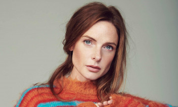 Картинка девушки rebecca+ferguson рыжая лицо свитер