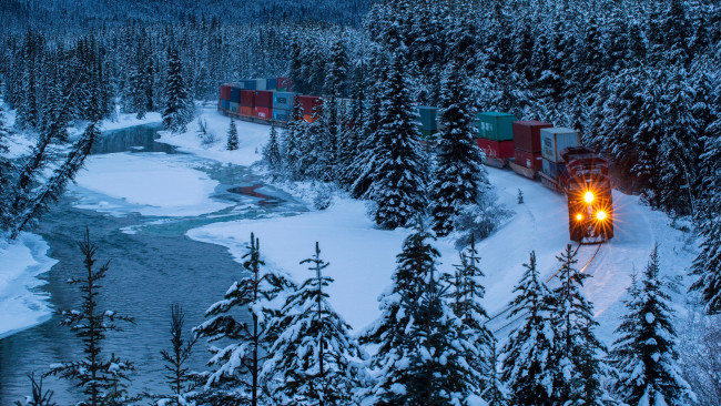 Обои картинки фото техника, поезда, заснеженные, деревья, поезд, замерзшая, река, лес, зима, снег, контейнеры