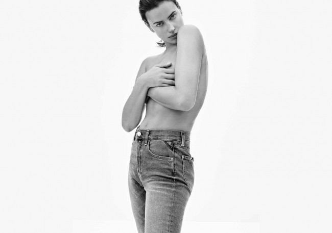 Обои картинки фото девушки, irina shayk, модель, черно-белая, джинсы