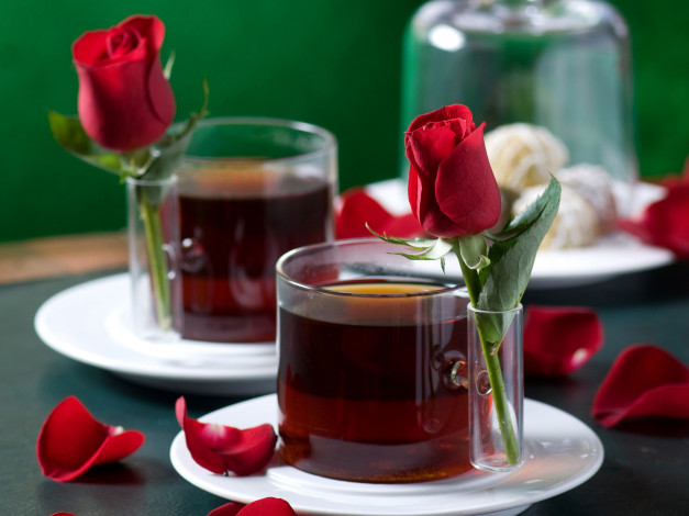 Обои картинки фото еда, напитки, Чай, цветы, чай, чашки, розы, лепестки