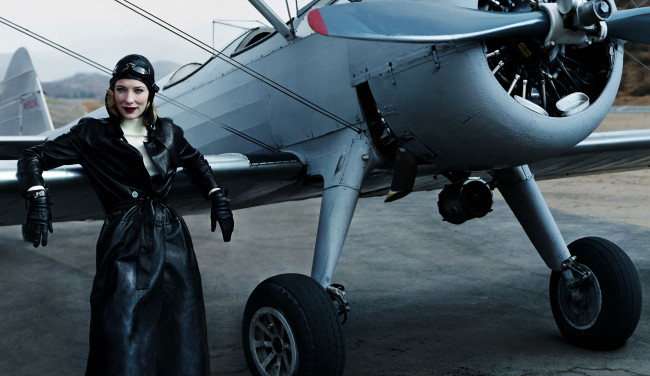 Обои картинки фото Cate Blanchett, девушки, очки, шлем, плащ, самолет, актриса