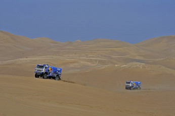 Картинка спорт авторалли грузовик камаз пустыня red bull синий ралли дакар два dakar