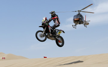 обоя спорт, мотокросс, мотоцикл, вертолет, зависание, песок, дакар, гонка, тень, небо