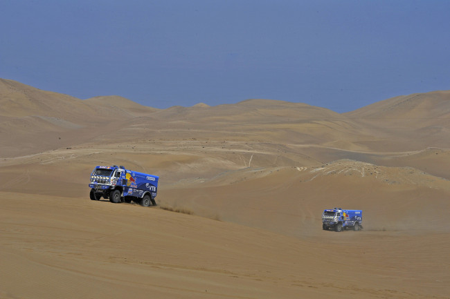 Обои картинки фото спорт, авторалли, грузовик, камаз, пустыня, red, bull, синий, ралли, дакар, два, dakar