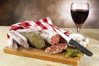 Картинка еда колбасные+изделия колбаса бокал вино нож