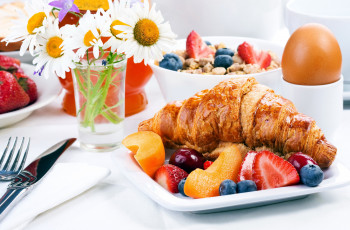 Картинка еда разное завтрак ягоды фрукты яйцо круассан ромашки