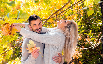 Картинка разное мужчина+женщина листья осень влюбленные пара