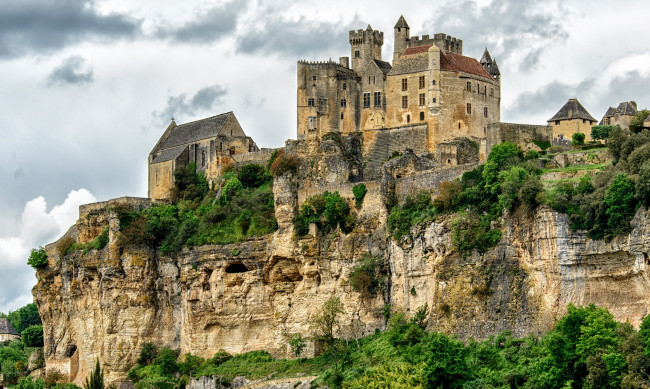 Обои картинки фото chateau de beynac,  france, города, замки франции, обрыв, скалы, растительность, замок