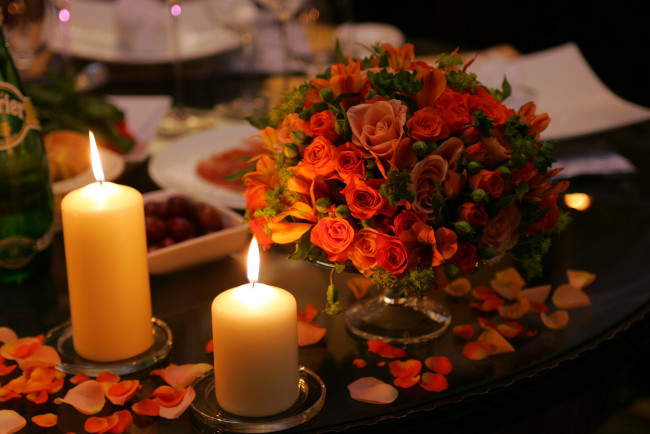 Обои картинки фото цветы, розы, букет, лепестки, свечи